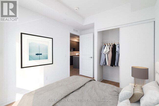 Photo du bâtiment - 30 Elm Dr W