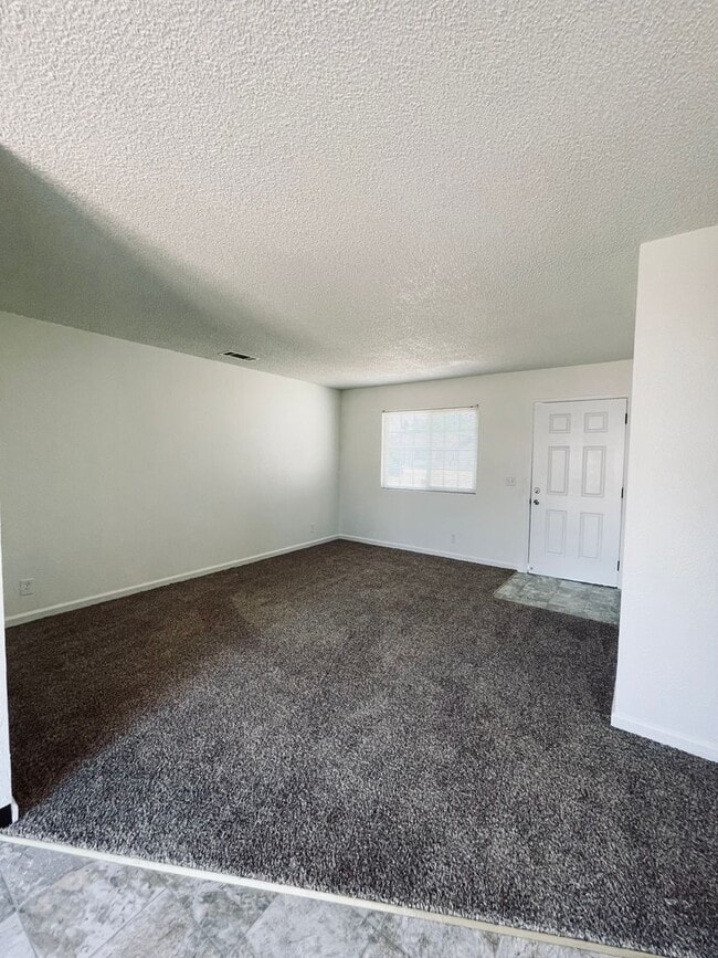 Building Photo - 3 Bedroom 2 Bath Home with new carpet & fr...