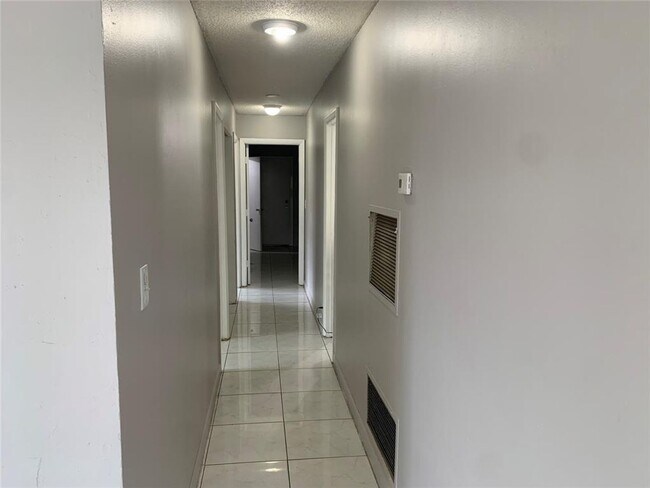 Foto del edificio - 990 SW 76th Ave