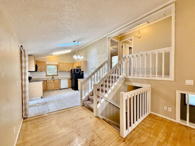 Building Photo - 405 S 28th Ln