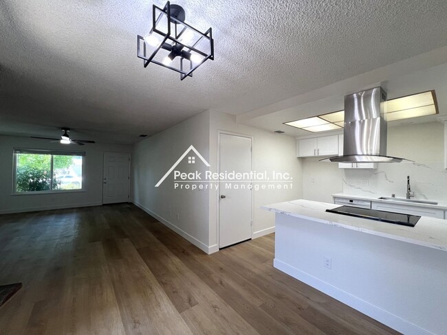 Building Photo - Updated 2Bd/2Ba Sacramento Duplex With 1 C...