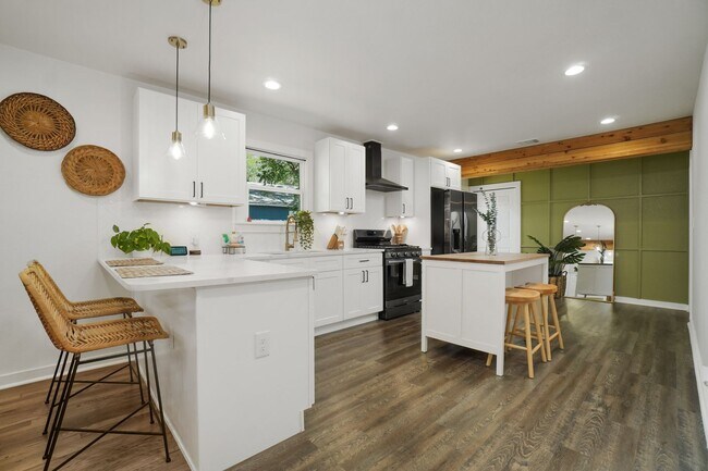 Foto del edificio - Gorgeous 3 bedroom, 2 ba home in the heart...