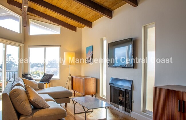 Building Photo - AVAILABLE NOVEMBER - Beautiful Shell Beach...