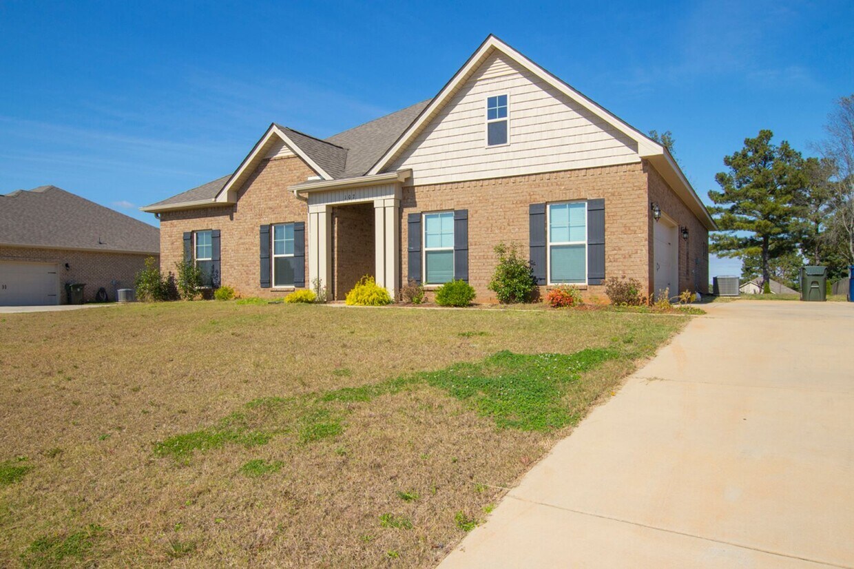 Primary Photo - Half of First Month Rent! Total move in wi...