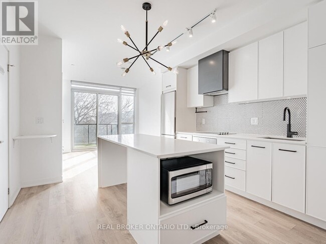 Photo du bâtiment - 899-899 Queen St E