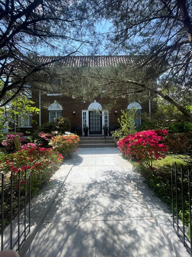Foto del edificio - 3830 Warren St NW