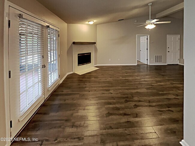 Building Photo - 4400 Apple Tree Pl