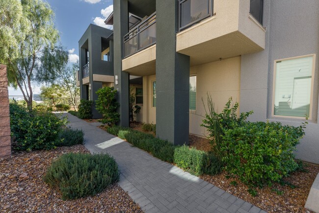 Building Photo - Luxury Summerlin townhome in resort style ...