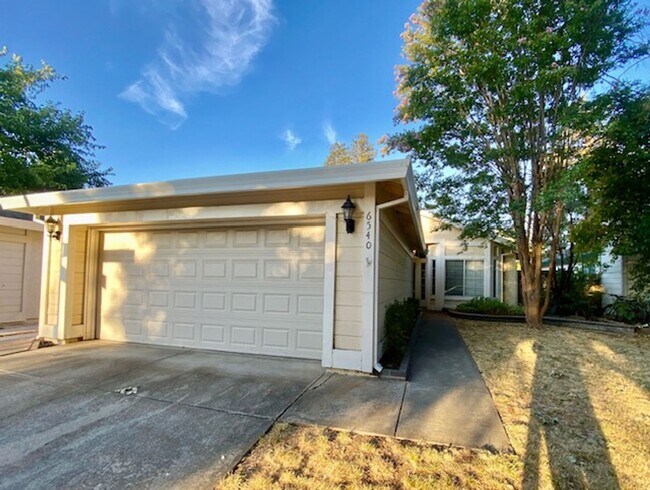 Foto del edificio - Open Floor Plan, 3 Bed, 2 Bath Home