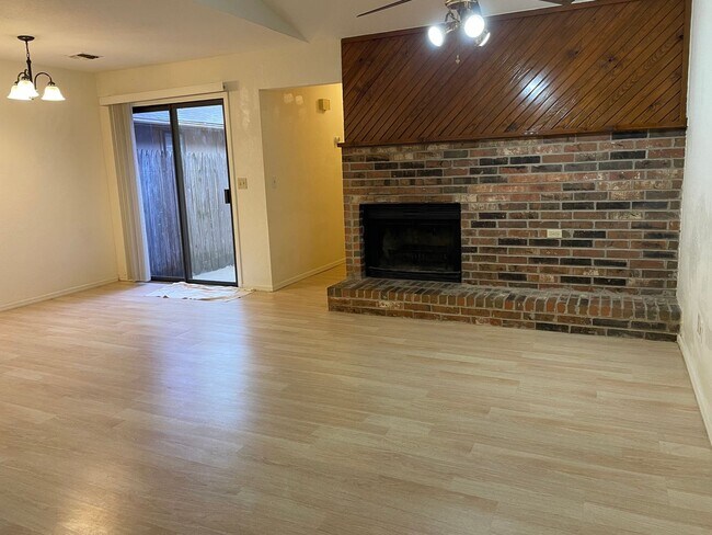 Building Photo - 2 Bedroom 2 Bathroom