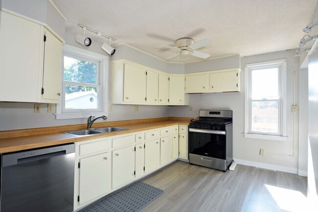 Building Photo - Beautiful 3-Bed 1.5-Bath Home in St. Paul!