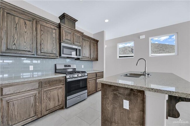 Foto del edificio - LARGE HOME! 3 BEDROOM!