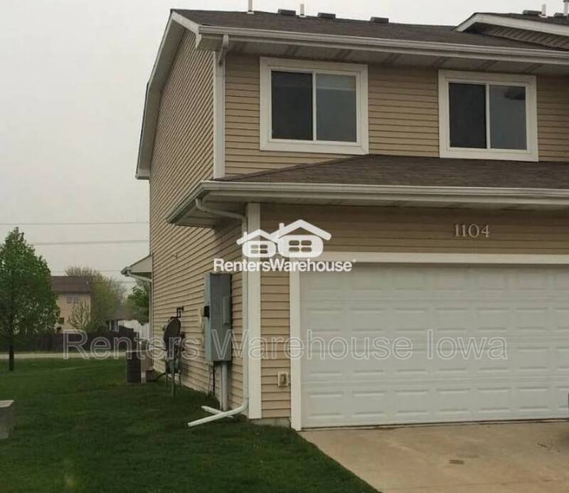Building Photo - 1104 NE 8th Ln
