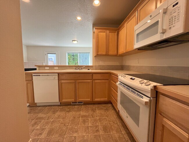 Foto del edificio - Welcome to this charming 3-bedroom, 3-bathroom home in Forest Grove!