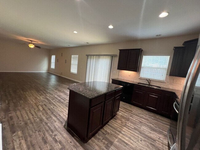 Foto del edificio - Bright-Sunny 4 Bedroom, 2.5 Bathroom Home ...