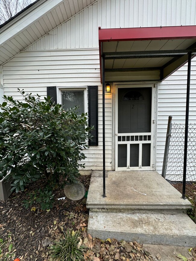 Building Photo - 1 bed/1 bath unit in triplex located in de...