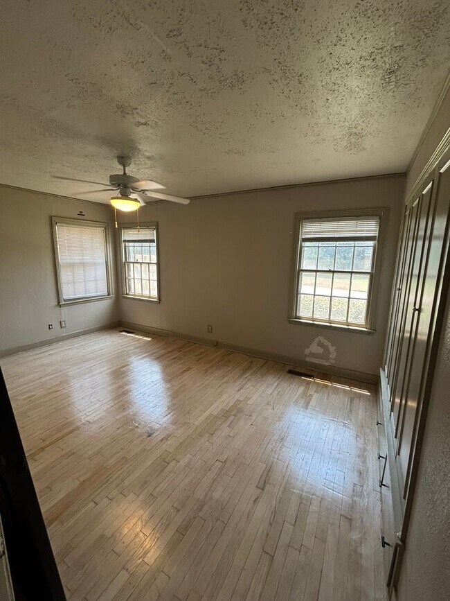 Foto del edificio - Home For Rent in SW Ardmore!