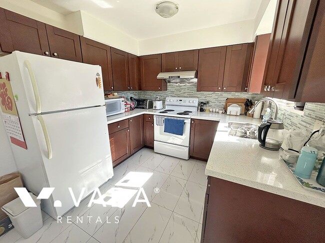 Building Photo - 3 Bedroom Lower Level Rental Home 8413B Os...
