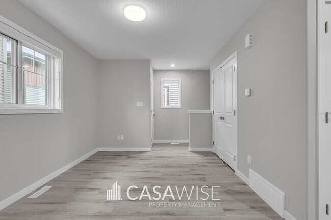 Photo du bâtiment - 6046 Naden Landing NW