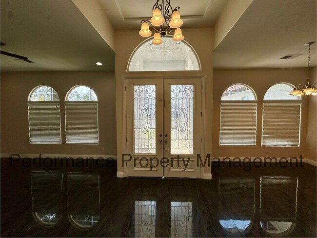 Building Photo - Gorgeous Seven Oaks Home with Entertainers...
