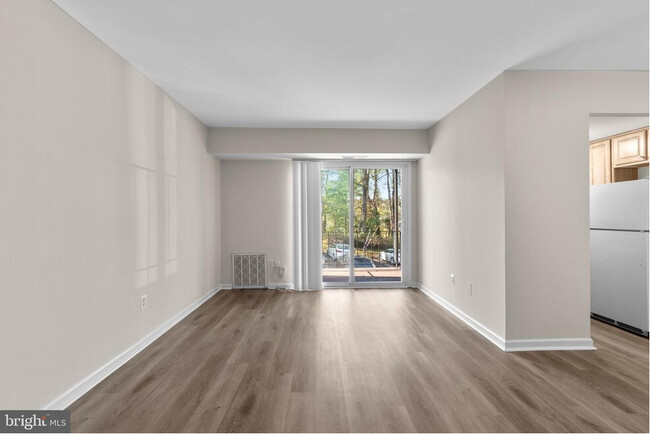 Living Room/Dining Area - Court Hill Apartments