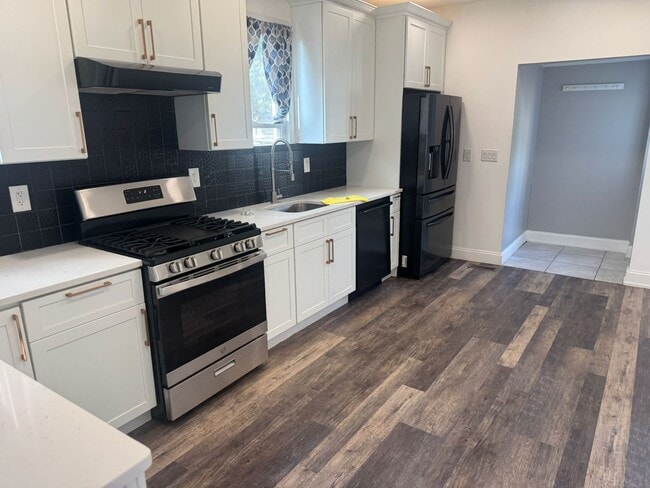 Kitchen - 332 Midland Ave