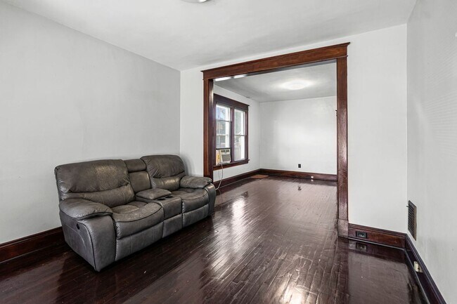 Building Photo - 299 6th Ave