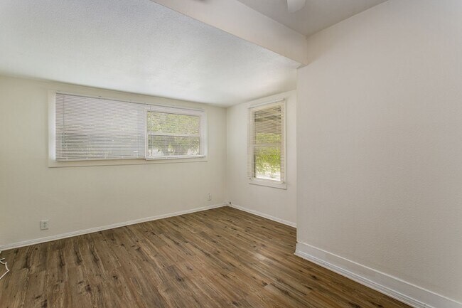 Foto del edificio - 1359 Jasper Ave