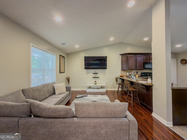 Building Photo - 580 Pineland Cir