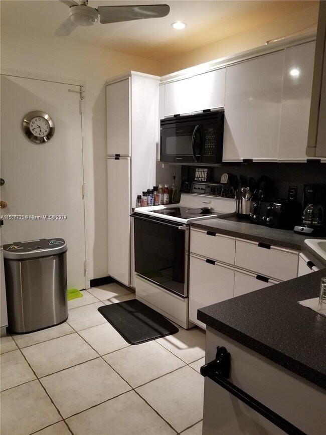 Foto del edificio - 9001 Jacaranda Ln