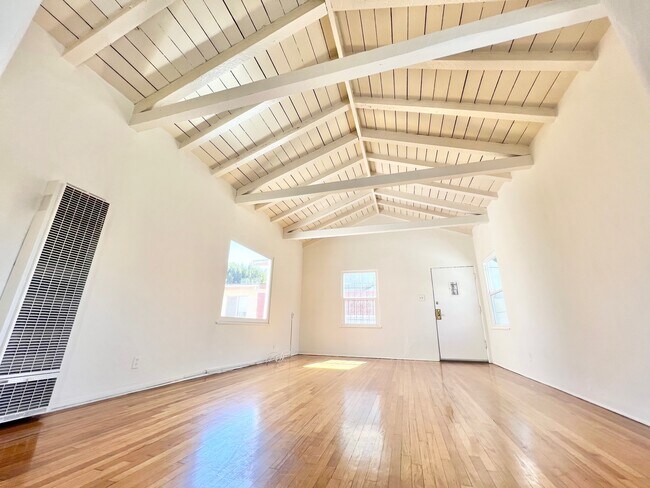 Building Photo - 1141 S Oakhurst Dr