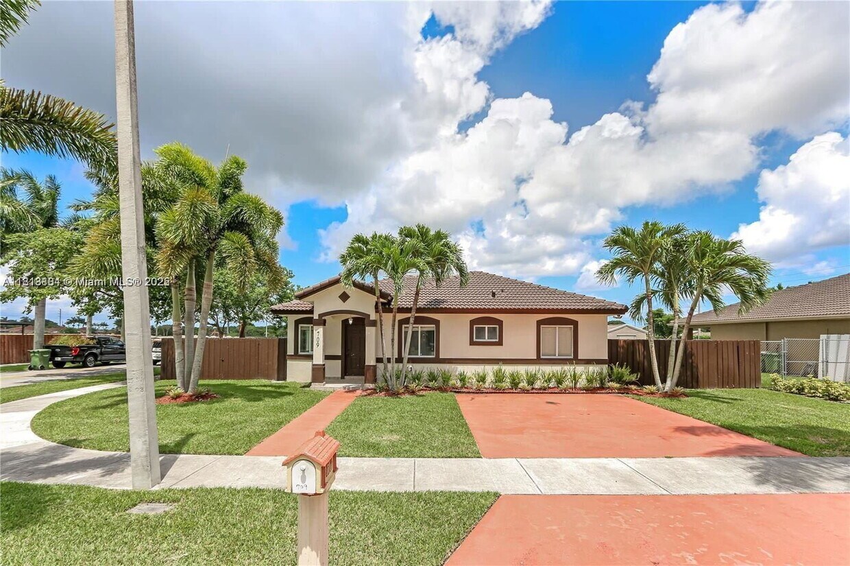 Foto principal - 709 SE 14th Pl