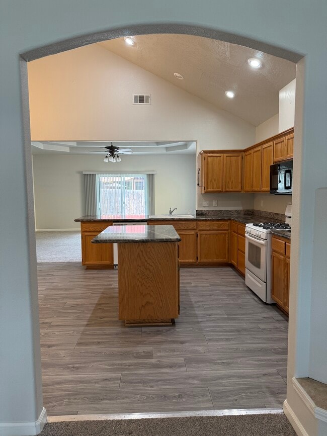 Building Photo - 992 Heather Way