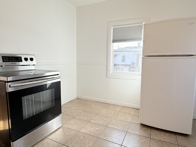 Building Photo - 106 Shepherd St E