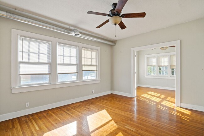 Foto del edificio - 5750 E Washington St