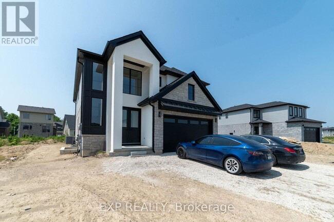 Building Photo - 266 Hesselman Cres