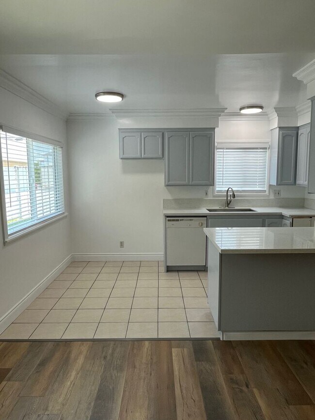 Building Photo - 4461 Green Ave