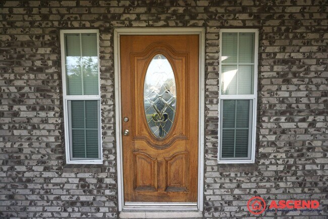 Foto del edificio - Spacious 4 Bedroom Home with Fenced Backyard & Garage