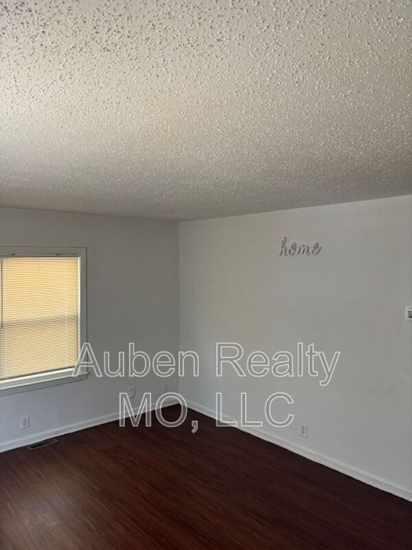 Building Photo - 623 N Pleasant St