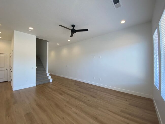 Building Photo - SPACIOUS TOWNHOME AVAILABLE FOR RENT