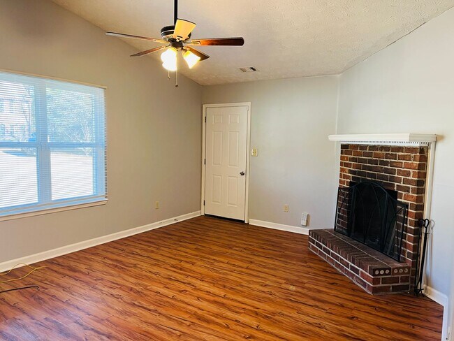 Foto del edificio - Newly renovated! 2 bed, 2 baths, large eat...