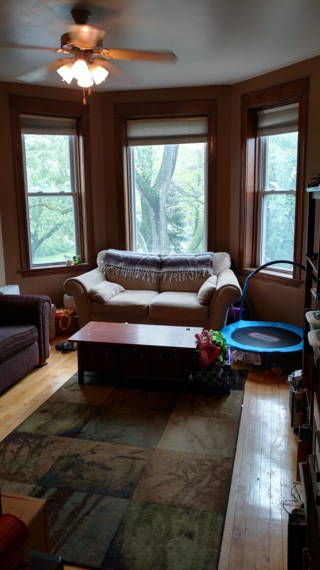 Sala de estar - 3101 N Monticello Ave