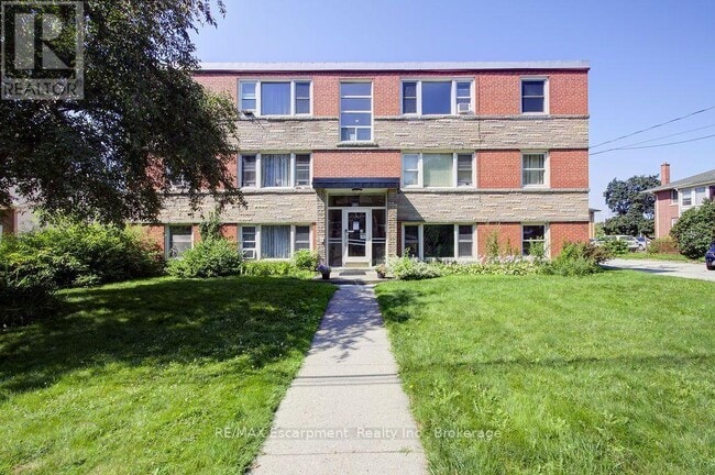 Building Photo - 830 Robinson St