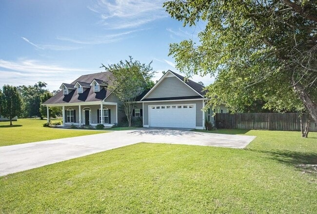 Building Photo - Spacious 4-Bedroom Home with Modern Amenit...
