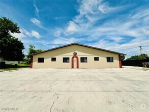 Building Photo - 709 SE 8th Terrace