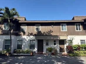 Building Photo - 3920 Woodside Dr