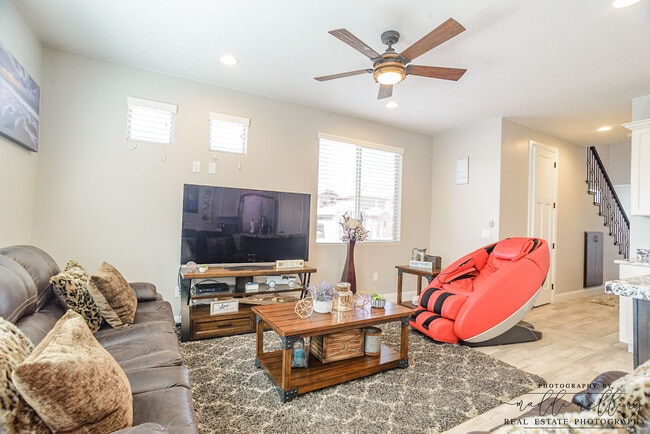 Foto del edificio - 325 N Red Stone Rd