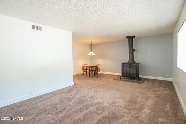Building Photo - 637 E Zuni Dr