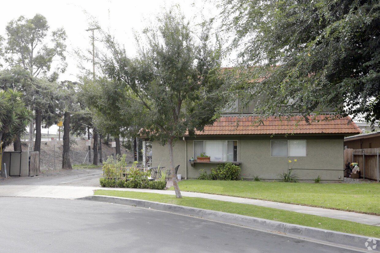 Building Photo - Shady Oaks