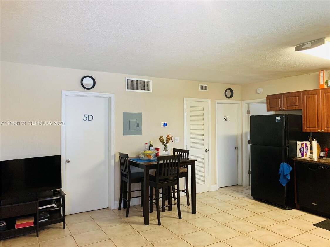 Foto del edificio - 715 NE 6th St